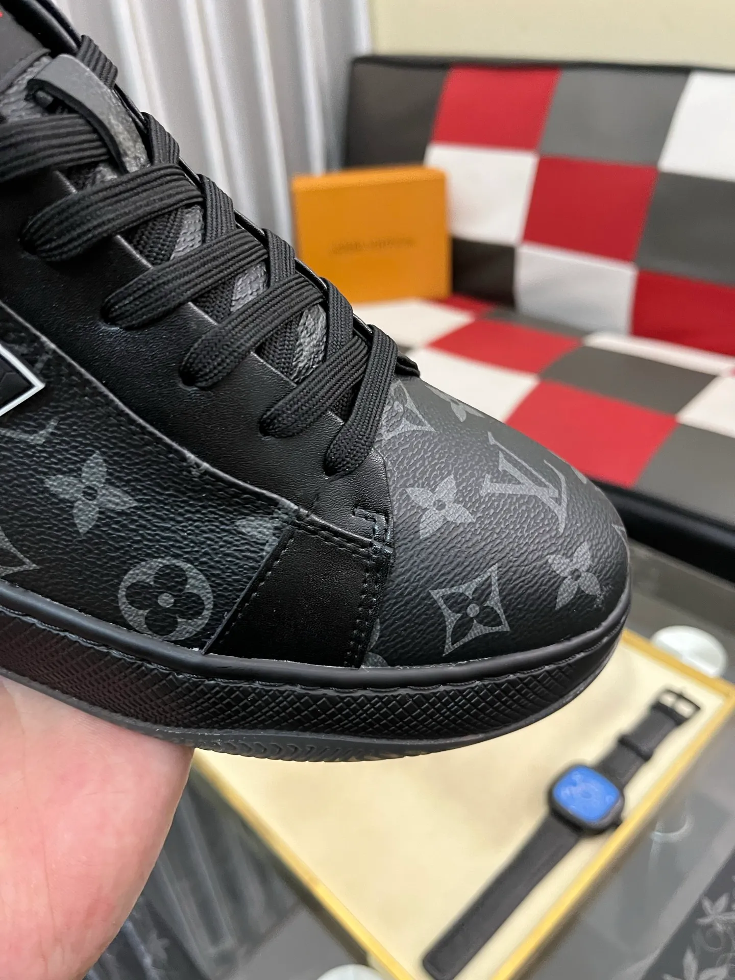 Men's shoes 💰: 438⌚️⌚️《Louis vuitton/LV Louis Vuitton》original quality.~ Unique modern style sneakers. 🏃A must-have casual shoe for trendy men😍😍 Original brand imported from Italy, imported original leather, cowhide lining (refuses to discolor and grind feet) sole: original sole provided by the original factory, French lazy style design ⚠️Fit to the feet, original quality, super comfortable original sole. Code number: 38-443️⃣Colors available